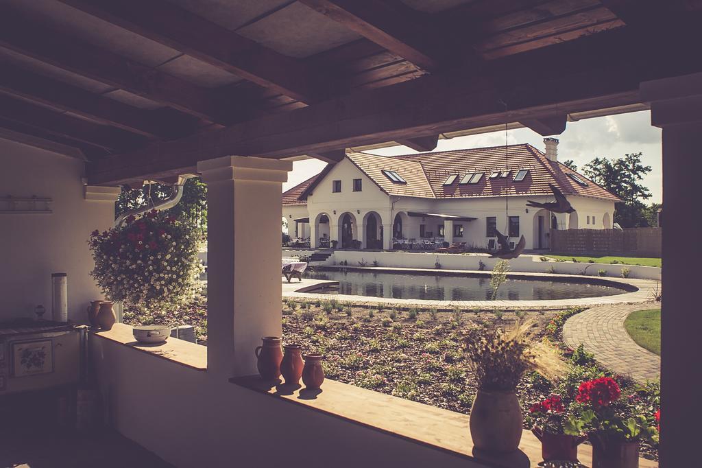 Deak Udvarhaz Hotel Kakucs Buitenkant foto