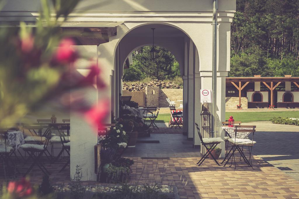Deak Udvarhaz Hotel Kakucs Buitenkant foto