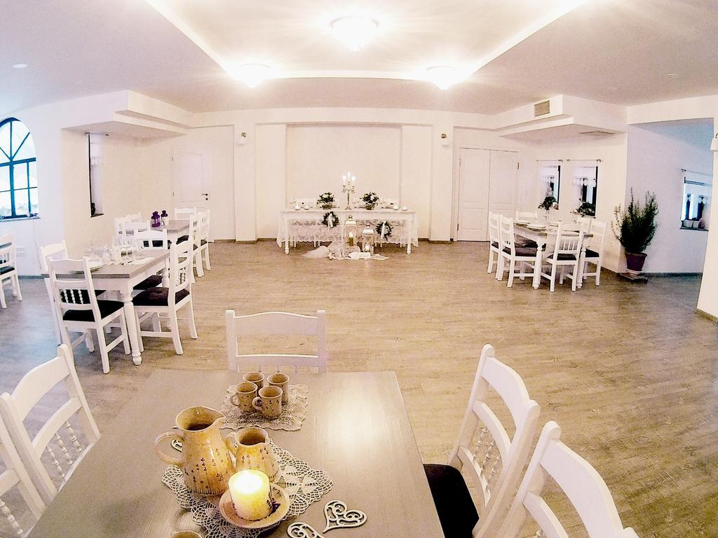 Deak Udvarhaz Hotel Kakucs Buitenkant foto