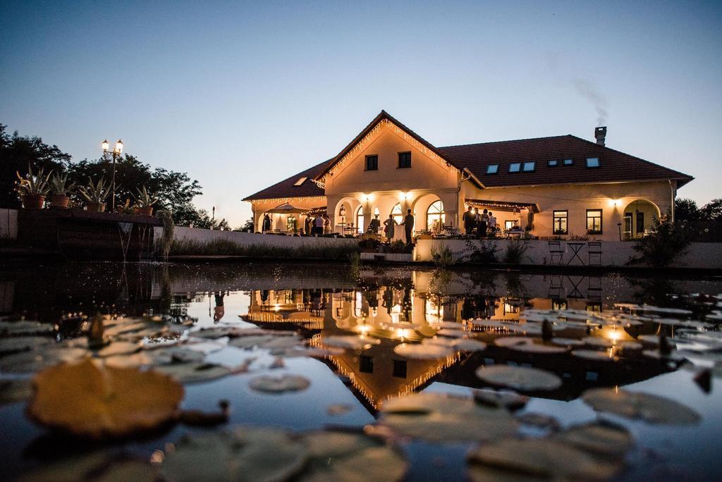 Deak Udvarhaz Hotel Kakucs Buitenkant foto
